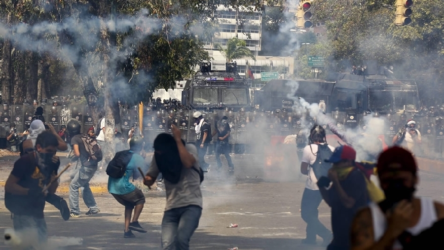 Nueva jornada de protestas en Venezuela deja un joven y un agente muertos