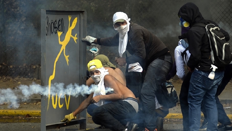 Nueva jornada de protestas en Venezuela deja un joven y un agente muertos