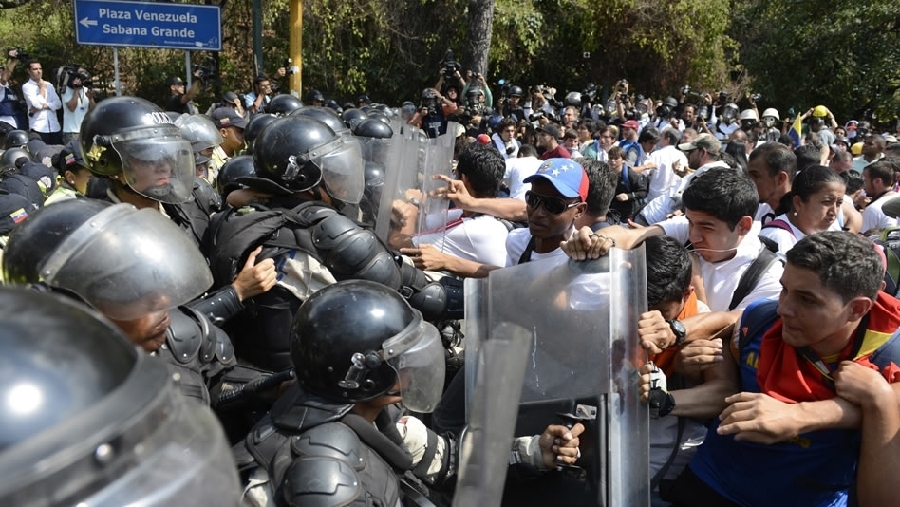 Nueva jornada de protestas en Venezuela deja un joven y un agente muertos