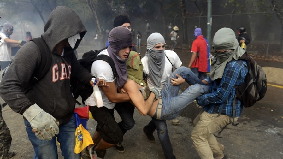 Nueva jornada de protestas en Venezuela deja un joven y un agente muertos