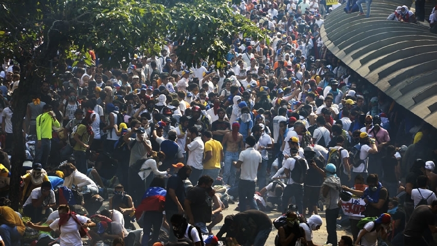 Nueva jornada de protestas en Venezuela deja un joven y un agente muertos