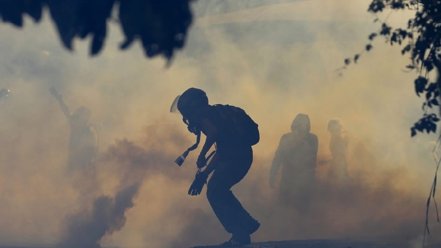 Nueva jornada de protestas en Venezuela deja un joven y un agente muertos