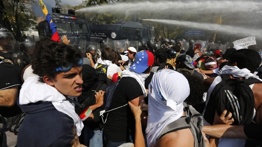 Nueva jornada de protestas en Venezuela deja un joven y un agente muertos