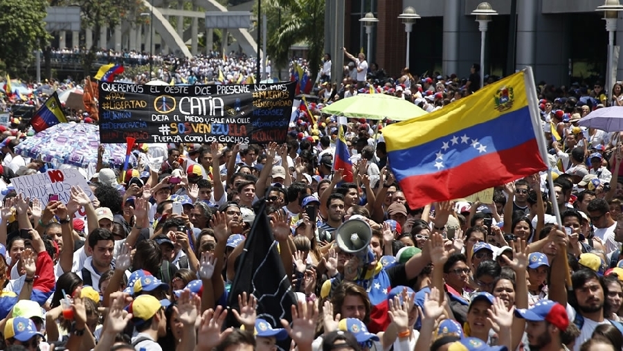 Nueva jornada de protestas en Venezuela deja un joven y un agente muertos