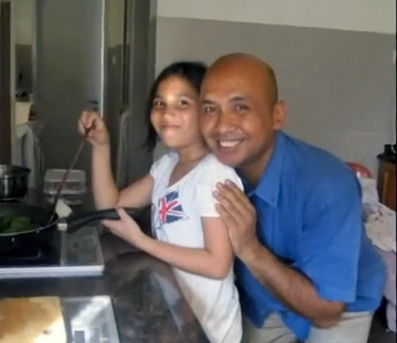 Revelan fotos de la vida diaria del piloto Zaharie Ahmad Shah del vuelo MH370