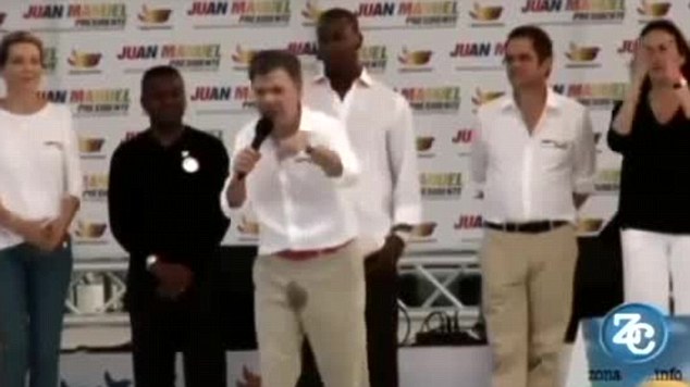 Presidente de Colombia se orina en discurso