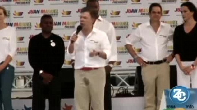 Presidente de Colombia se orina en discurso