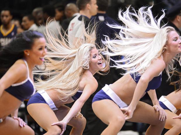 Hermosas animadoras le ponen el lado hot a la NBA15