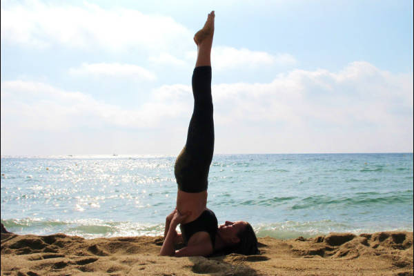 4. Salamba Sarvangasana - Postura de todo el cuerpo con apoyo 4. Salamba Sarvangasana - Postura de todo el cuerpo con apoyo