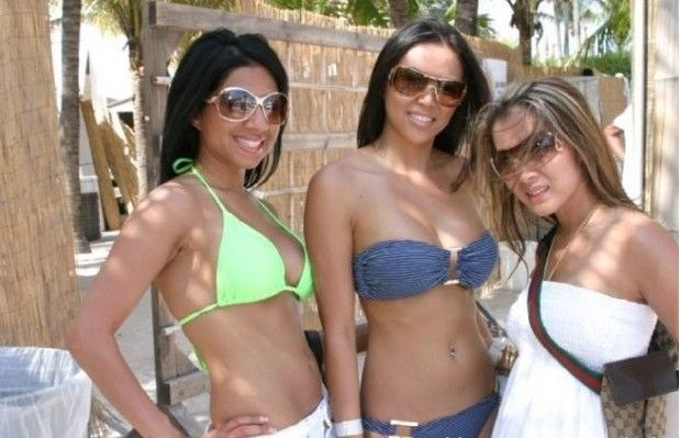 Las mujeres sexys en bikini en las calles de Miami