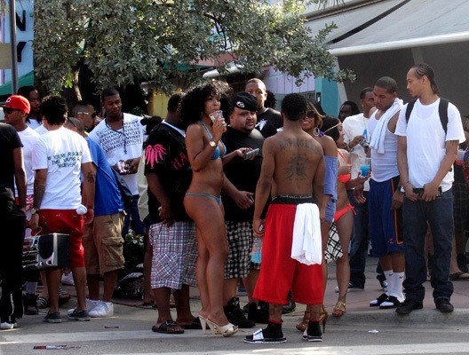 Las mujeres sexys en bikini en las calles de Miami