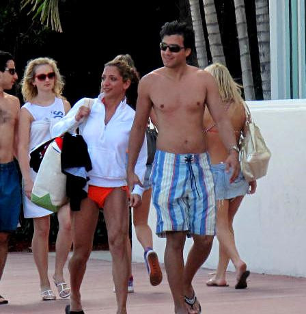 Las mujeres sexys en bikini en las calles de Miami