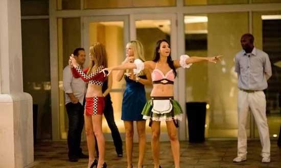 Las mujeres sexys en bikini en las calles de Miami