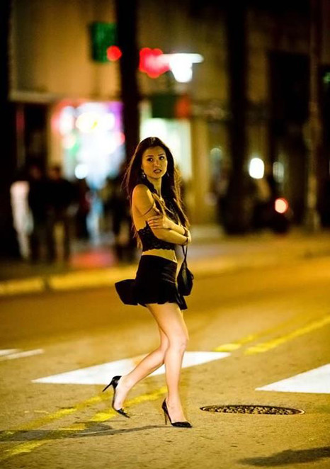 Las mujeres sexys en bikini en las calles de Miami