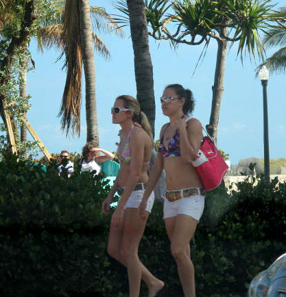 Las mujeres sexys en bikini en las calles de Miami