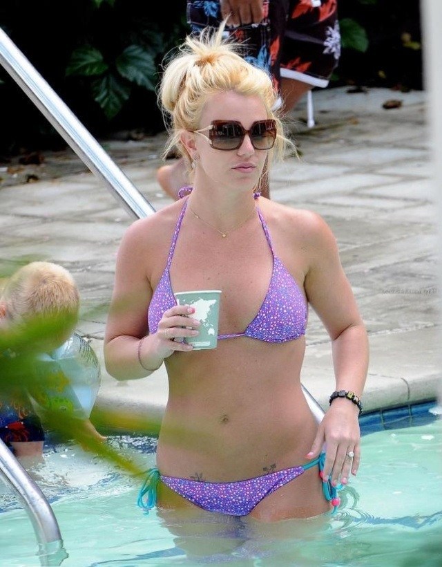 Las mujeres sexys en bikini en las calles de Miami