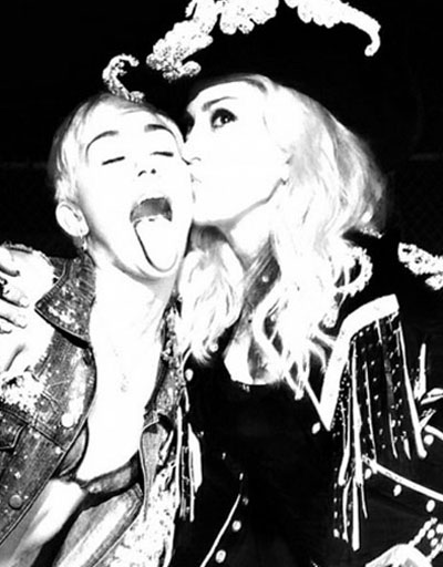 Miley Cyrus desnuda y a caballo