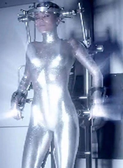 Miley Cyrus desnuda y a caballo