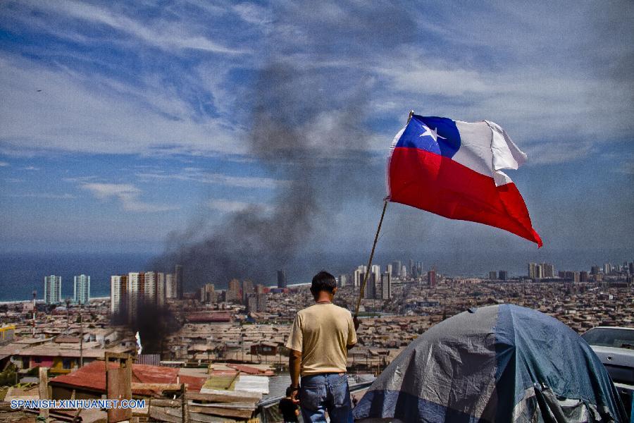 Protestan en Chile por falta de ayuda ante terremoto3