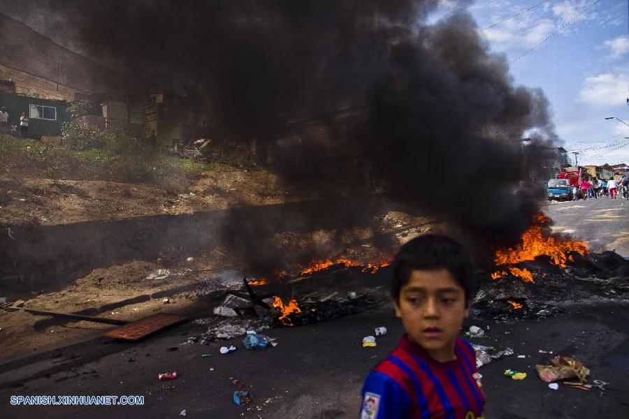 Protestan en Chile por falta de ayuda ante terremoto2