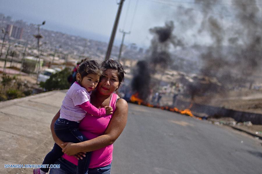 Protestan en Chile por falta de ayuda ante terremoto1