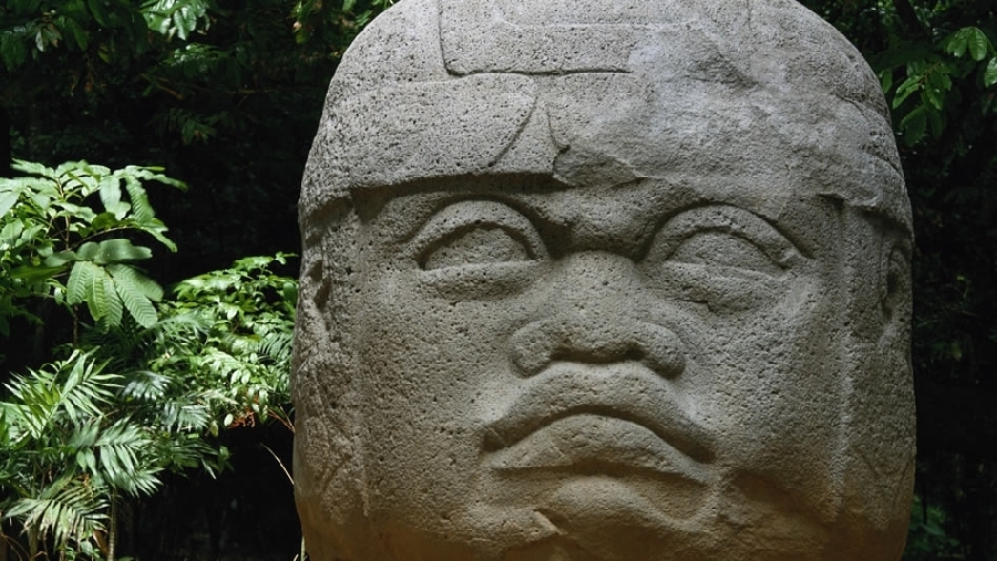 La civilización olmeca es conocida por sus cabezas gigantes como ésta en el Parque Museo La Venta de Villahermosa, Tabasco en México.