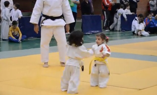 Adorables niñitas se enfrentan en clase de judo2