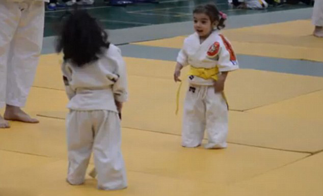 Adorables niñitas se enfrentan en clase de judo1