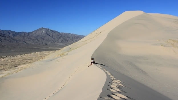 Las Dunas de Kelso en el Desierto de Mojave, California producen sonidos de estallidos intensos. 
