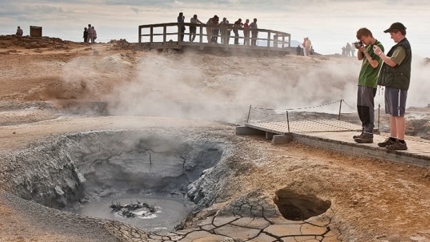 Un paisaje sulfuroso en Islandia ruge y salpica a quienes acuden a visitarlo.