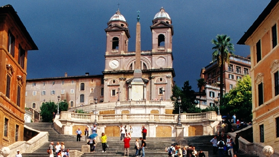 La Iglesia de la Trinidad del Monte es el lugar más fotografiado en Roma, Italia.