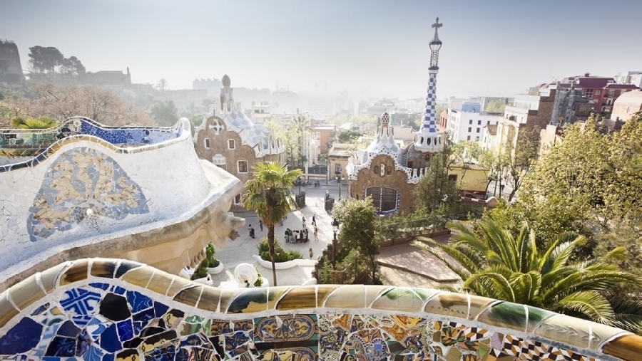 El Park Güell de Antonio Gaudí es el destino más popular entre los visitantes de Barcelona, España. 