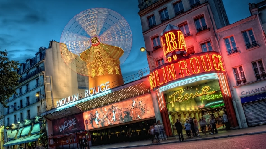 La Torre Eiffel no es tan fotografiada como el Moulin Rouge en París, Francia.