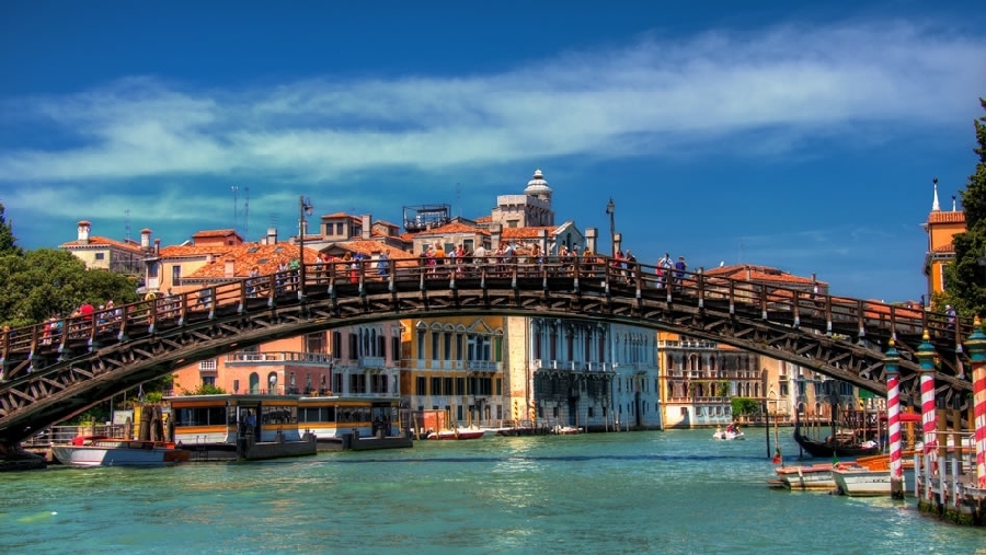 El Ponte dell'Accademia supera a la Basílica de San Marcos como el lugar más fotografiado en Venecia, Italia.
