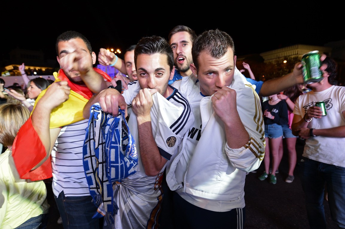 Los Aficionados Del Real Madrid Afluyen A Las Calles Para Celebrar La Copa Del Reyspanishchina 