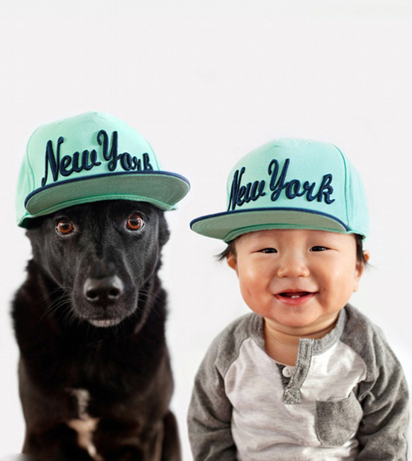 Zoey y Jasper: El niño y su perro que se visten con los mismos gorros