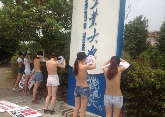 “Universitarias” piden igualdad de género protestando en topless