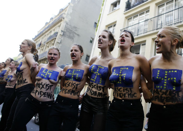 Fotos: Desnudas y con &apos;bigote de Hitler&apos;, las Femen protestan en París