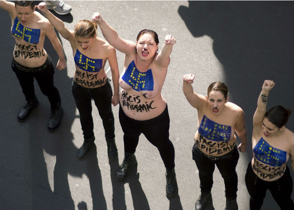 Fotos: Desnudas y con &apos;bigote de Hitler&apos;, las Femen protestan en París
