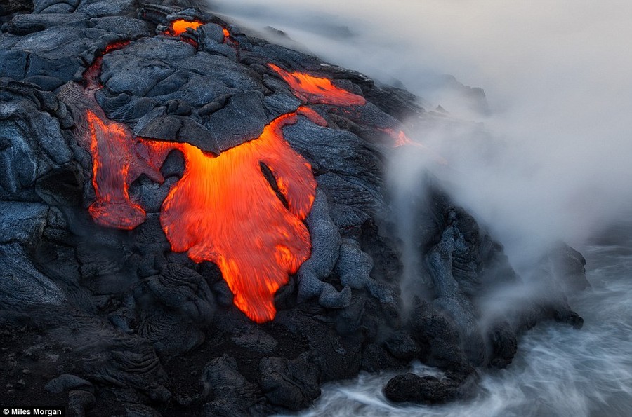 Panoramas fantásticos del volcano activo capturados por Miles Morgan