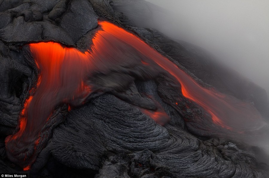 Panoramas fantásticos del volcano activo capturados por Miles Morgan