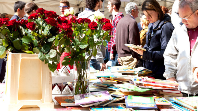 Celebran en calles de Barcelona Sant Jordi y el Día del Libro 1