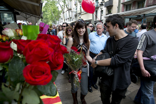 Celebran en calles de Barcelona Sant Jordi y el Día del Libro 9