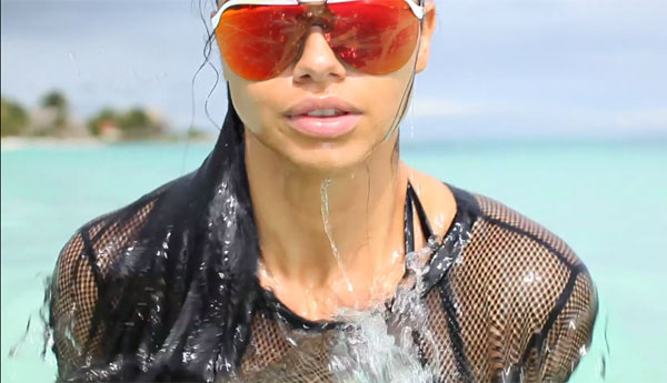 La top model brasileña Adriana Lima en la playa
