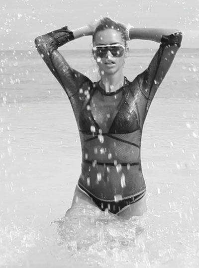 La top model brasileña Adriana Lima en la playa