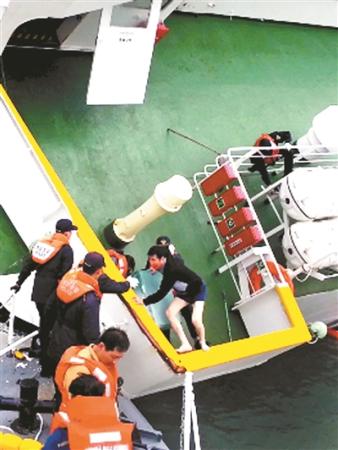 Vídeo muestra a capitán del ferry surcoreano siendo rescatado