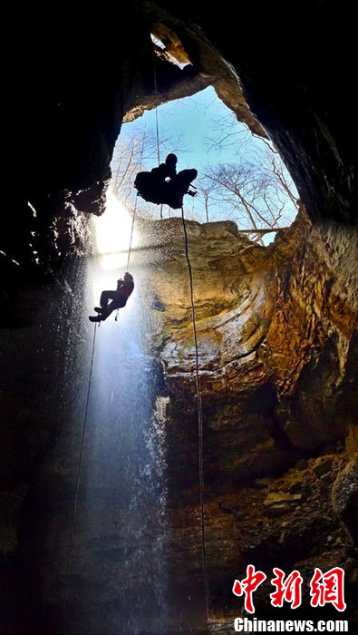 El paisaje hermoso bajo La cueva más larga del mundo, turismo