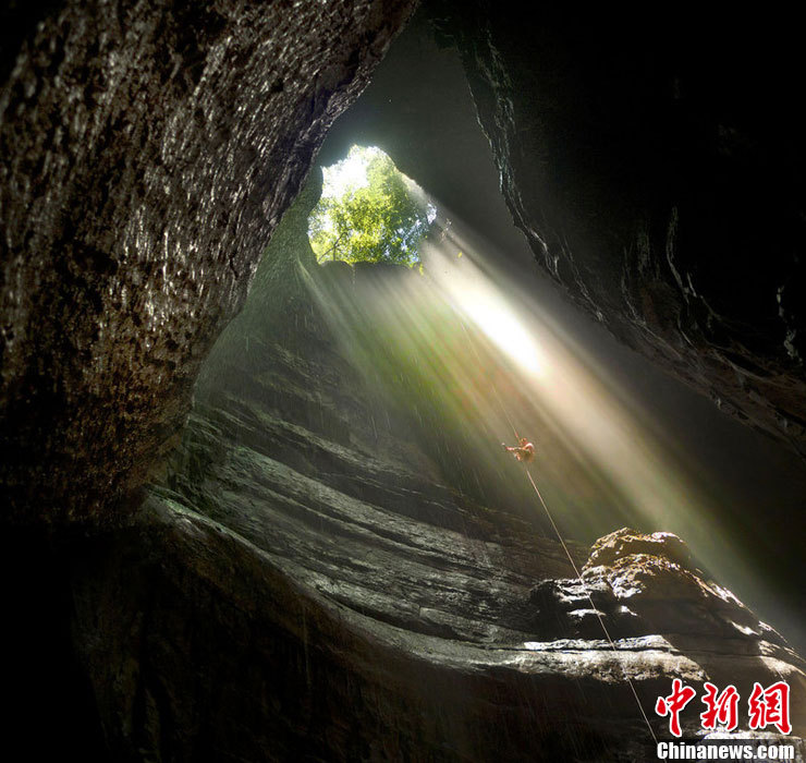 El paisaje hermoso bajo La cueva más larga del mundo, turismo