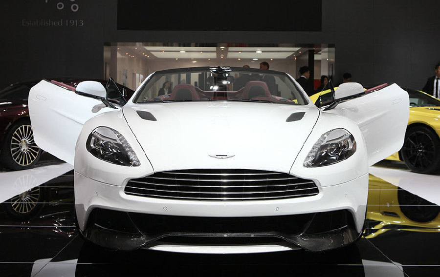No 9. Aston Martin Vanquish Pais de origen: Reino Unido Motor: 565-hp, 6.0-liter V-12 Precio de salida: $279,995