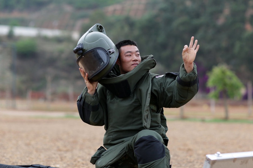 En imágenes: el silencioso mundo de los expertos en desactivación de bombas21